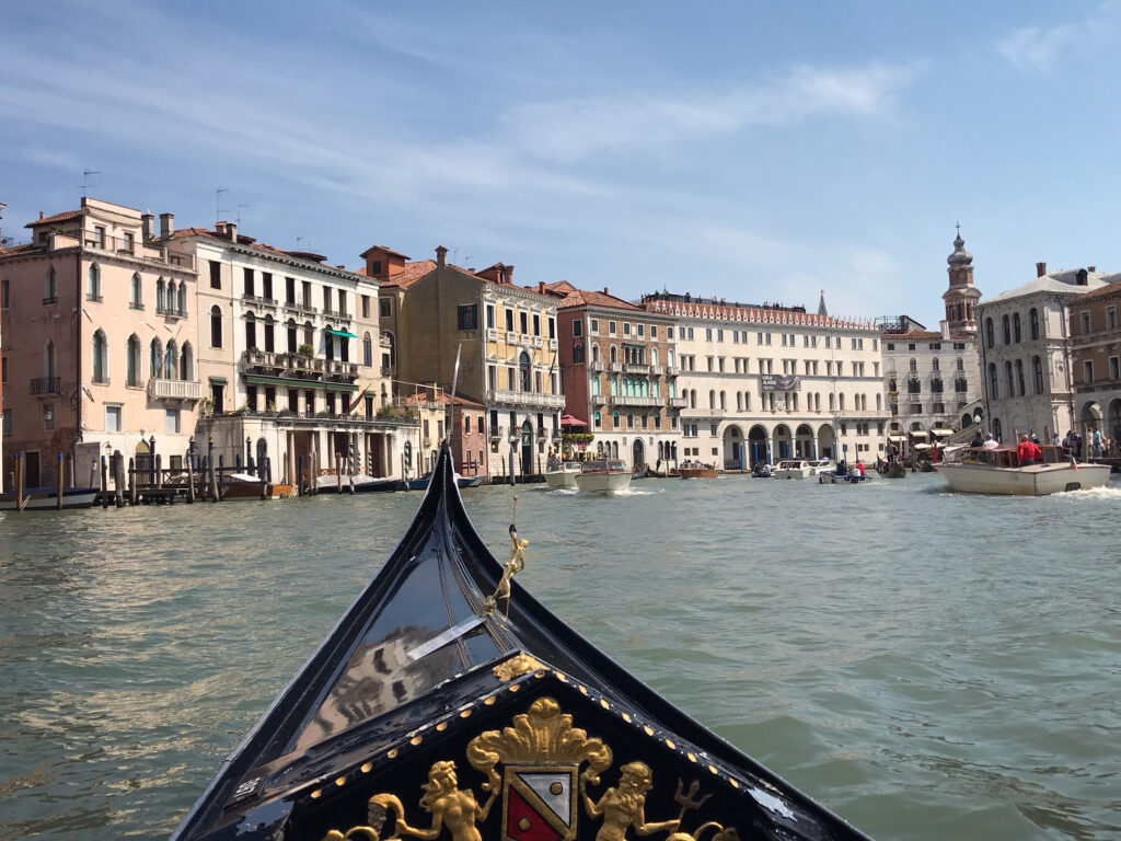 Góndola en Canal de Venecia