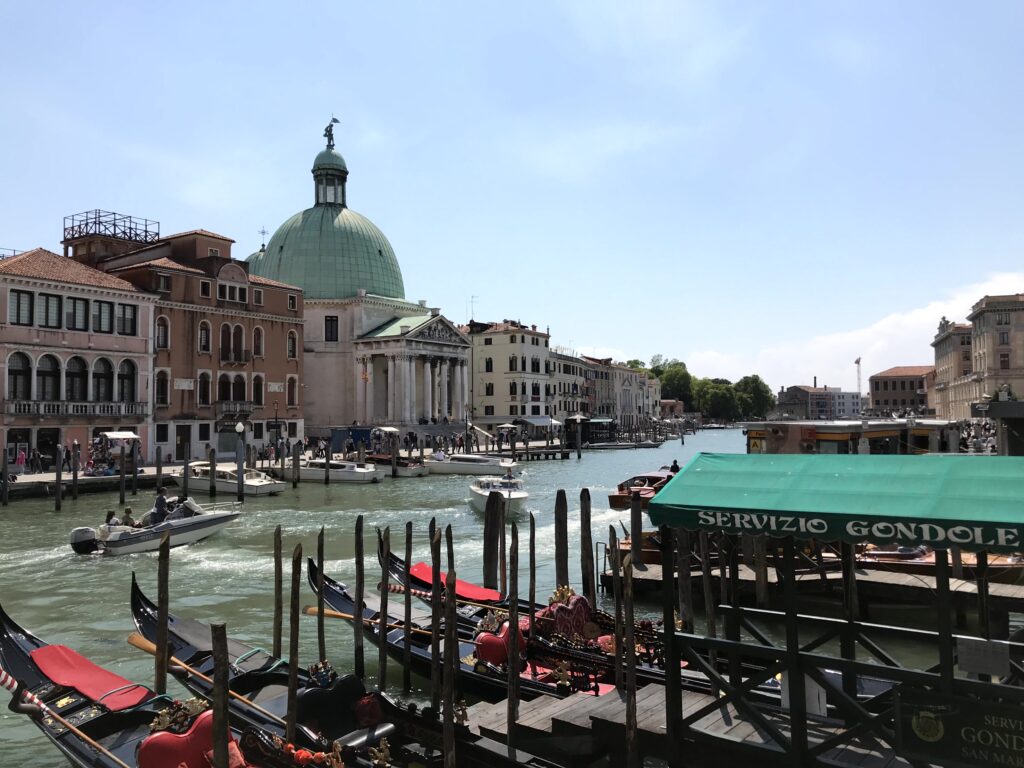 Góndolas y el gran Canal de Venecia